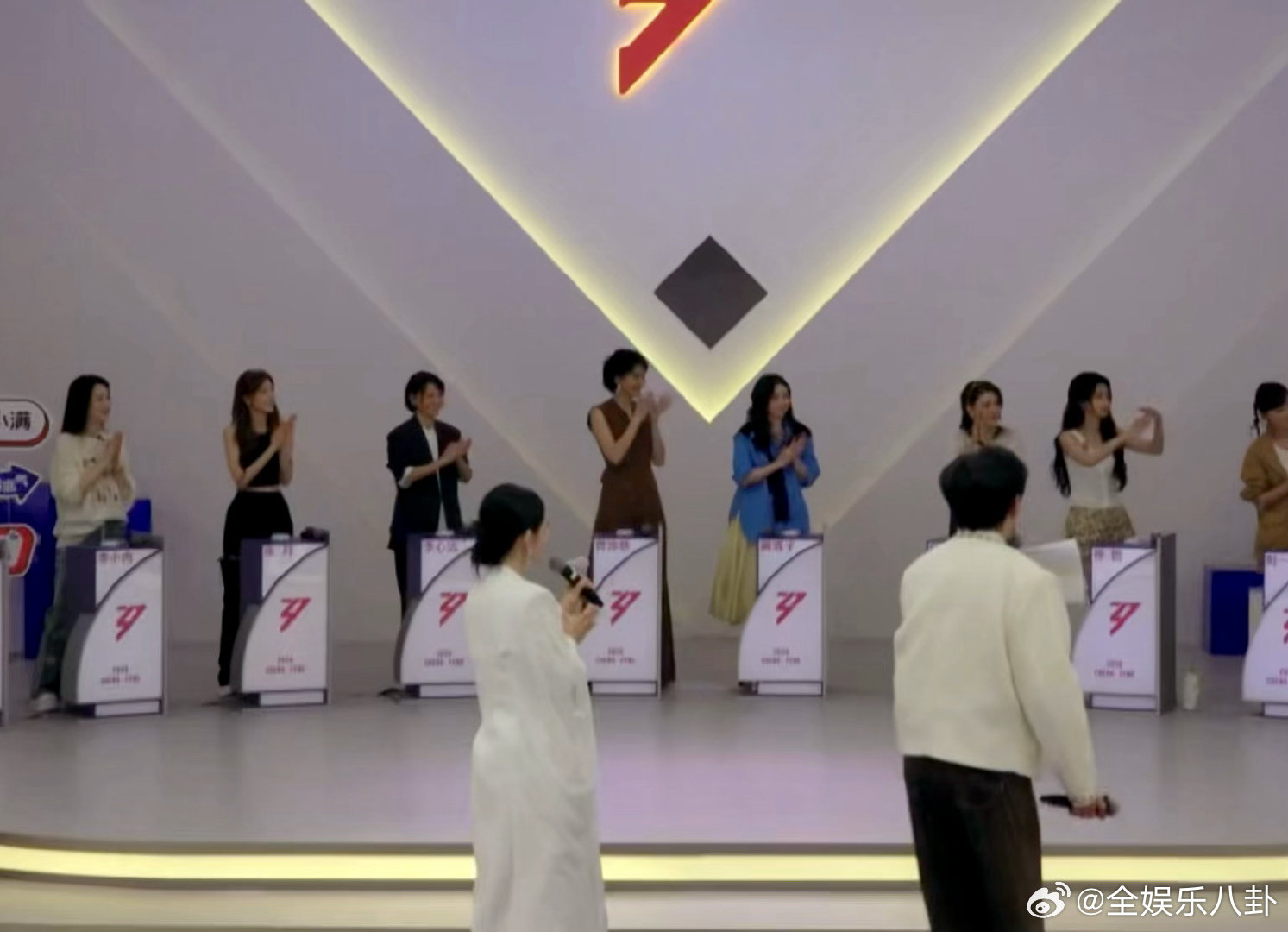 爆灯撤回名场面+1，姐姐的反应像极了撤回消息的我。李心洁撤回一个爆灯乘风2026