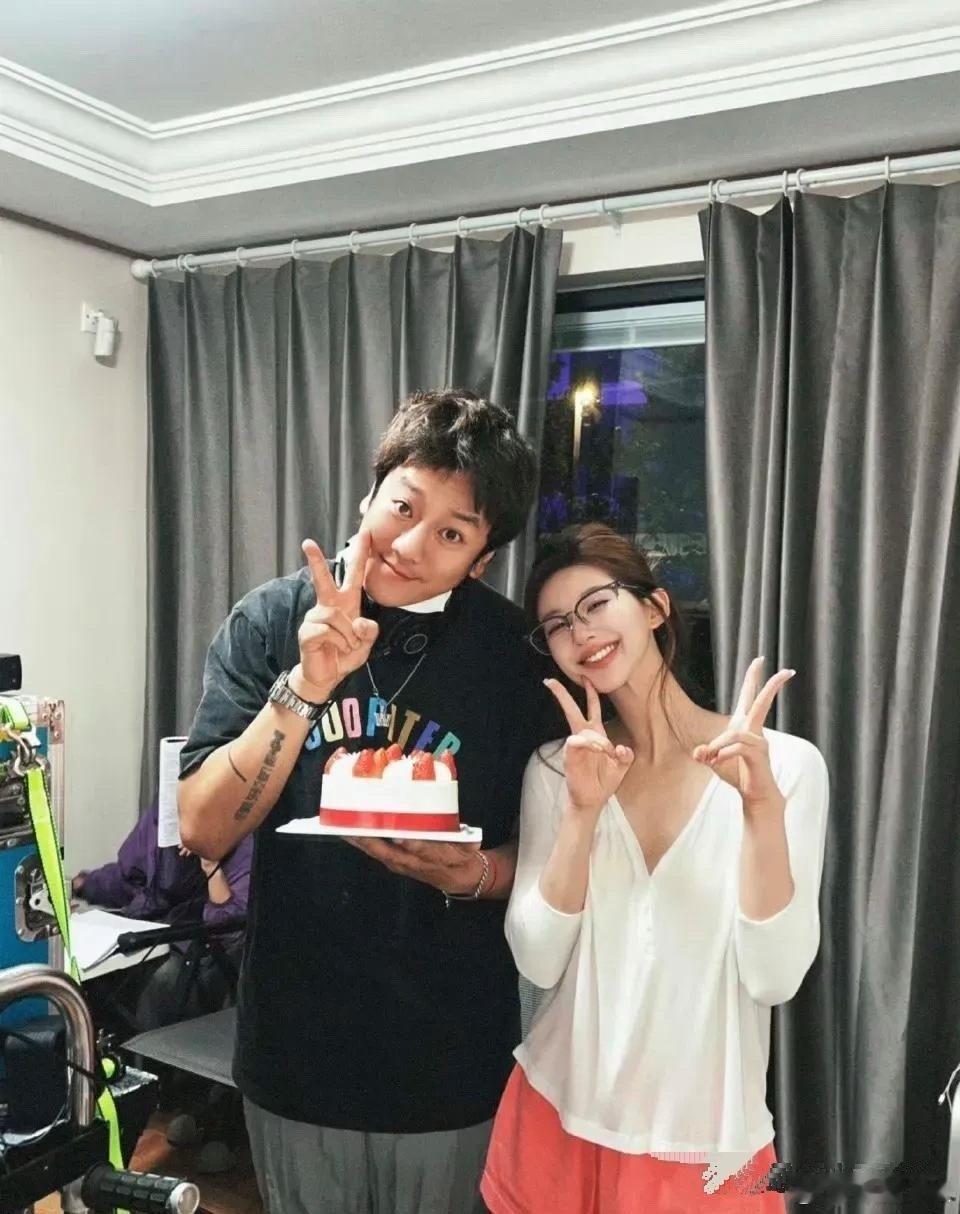 赵露思新戏杀青，开心比剪刀手卖萌，为上镜瘦得脖子上青筋都出来了 