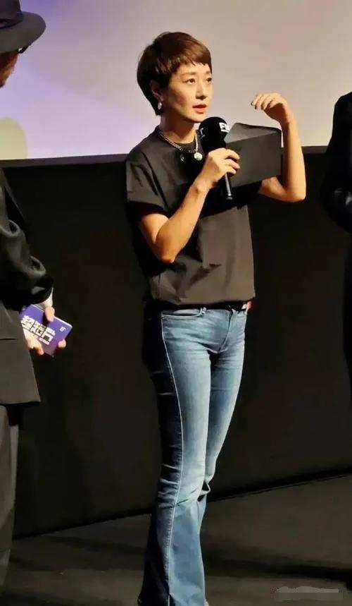 马伊琍真没明星架子，穿搭随性舒适，简洁明快，紧跟潮流。不过个人觉得马伊琍穿的这件