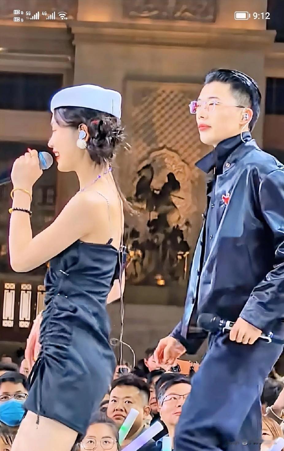 最近打开短视频，十有八九能刷到郭有才在唱歌跳舞。凭借怀旧造型和独特嗓音，他迅速火