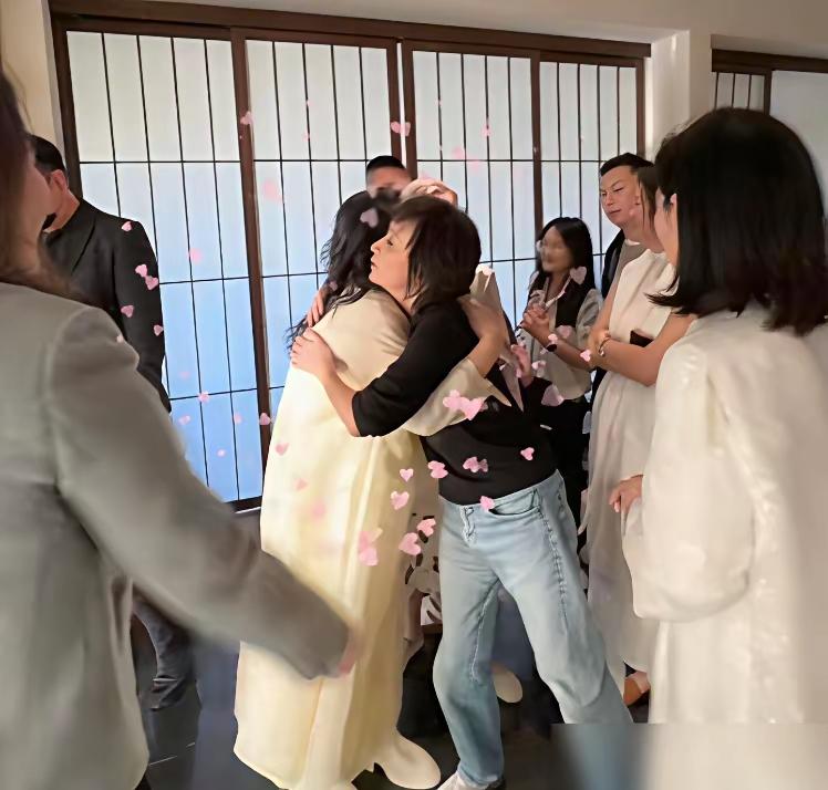 刘嘉玲那个拥抱，十几秒，比千言万语都有分量。
 
北京那场活动，60岁的她抱着6