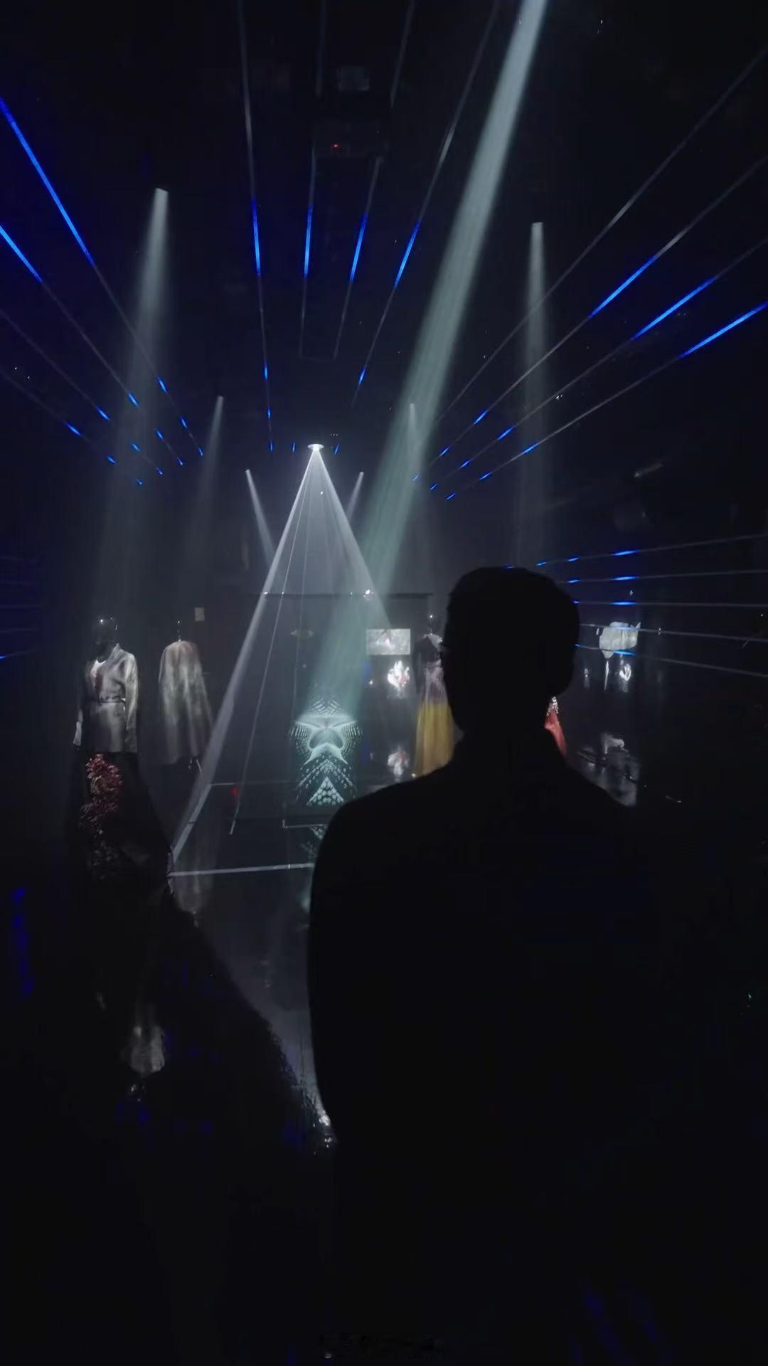 胡兵抗住了顶光灯 死亡顶光下的胡兵不仅没有显老，反而把那种成熟男性的魅力完全释放