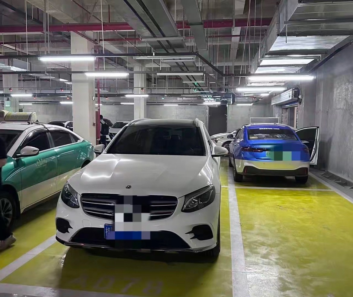 【车停在玉林北站地下室车被刮蹭】4月25日，网友爆料称：4月18-21日，自己的