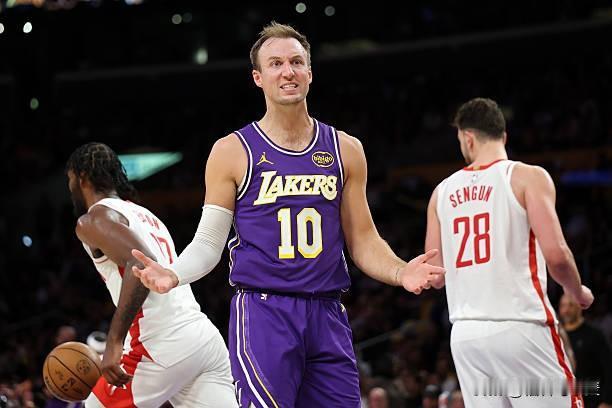 肯纳德季后赛前两场进攻效率26中17，后三场进攻效率24中7，真的是完全相反的表