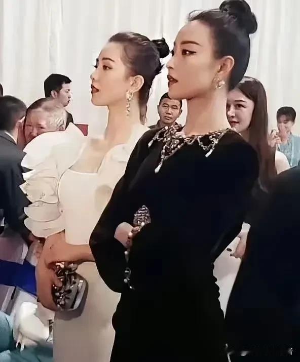 倪妮和刘诗诗真的有一拼，这天鹅颈也太高昂了，看起来有一种很和自己较劲的感觉。
倪