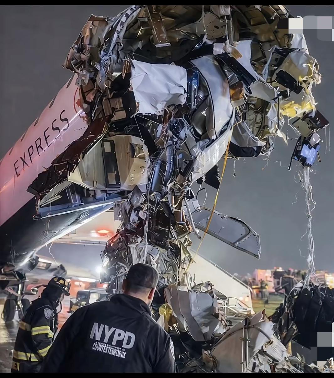 突发！纽约机场发生撞机事故，两名飞行员死亡！

当地时间22日23时40分许，加