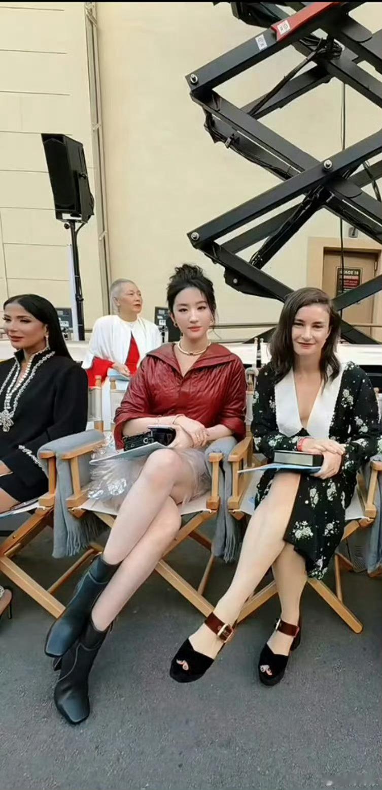 VOGUEworld今年在意大利米兰，洛杉矶这场LV定制礼服来源大爆电影木兰角色