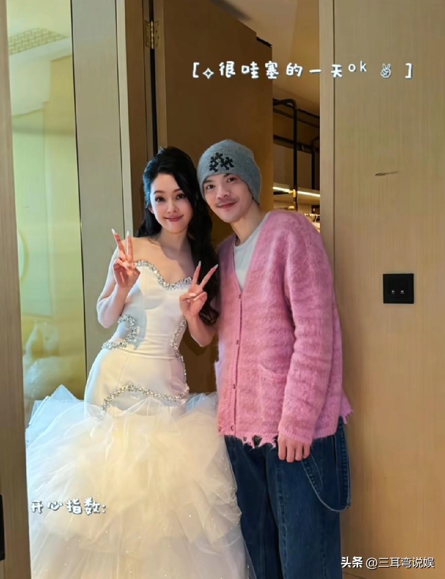 向佐晒探班郭碧婷秀恩爱，两人过了一个匆忙的二人世界，向佐在老婆拍摄时乖乖陪在身旁