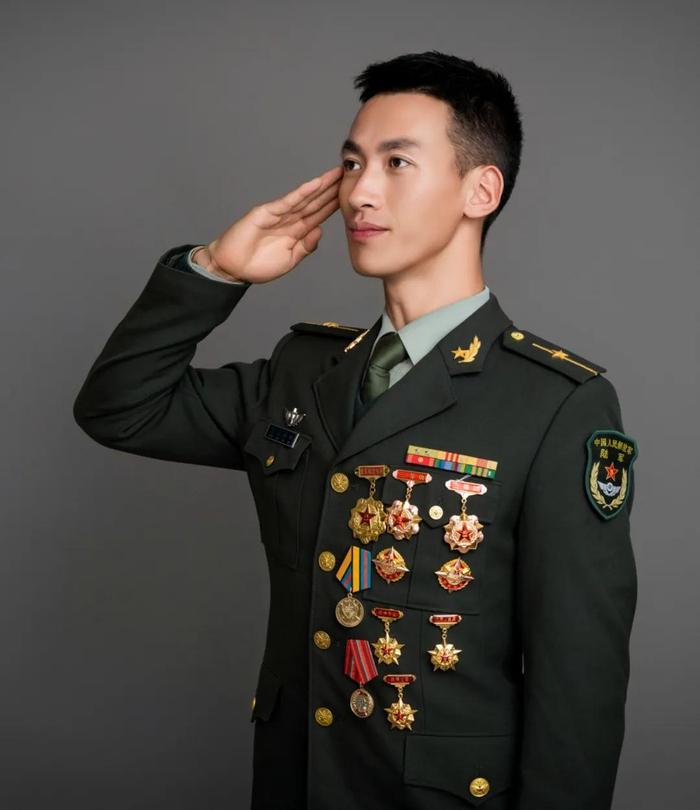 现在的少尉军官都是战士提干的吗？

前不久，我和同事逛街，一位少尉军官迎面而过，