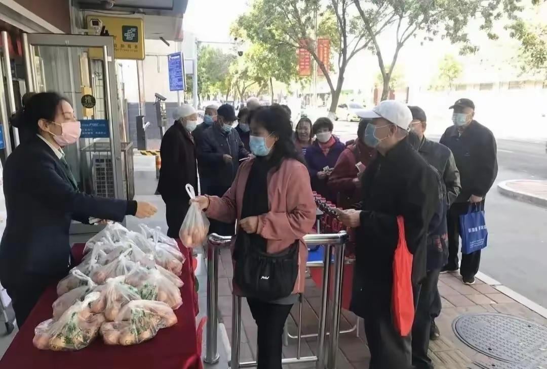 骗子骗老人的钱，有两条“妙招”屡试不爽：一是从健康关怀入手，二是用免费的噱头。