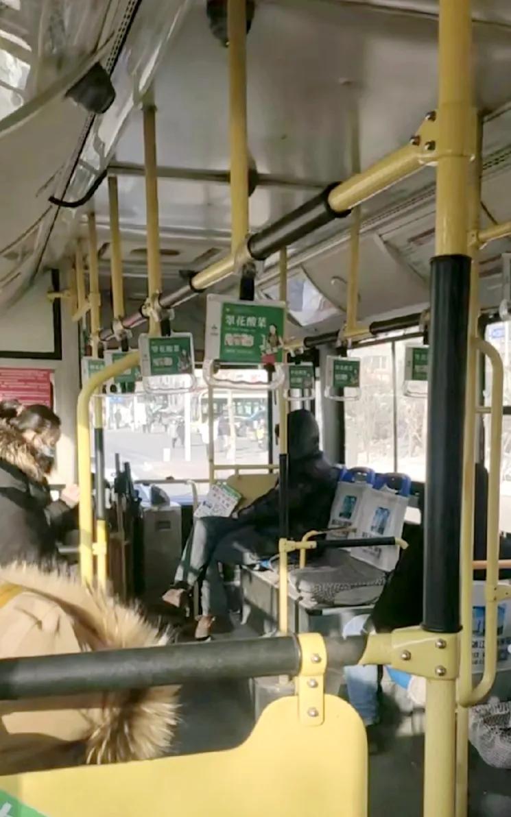 在哈尔滨坐公交发现一个事情，这几年公交车不那么拥挤了，没有人挨着人的现象了！

