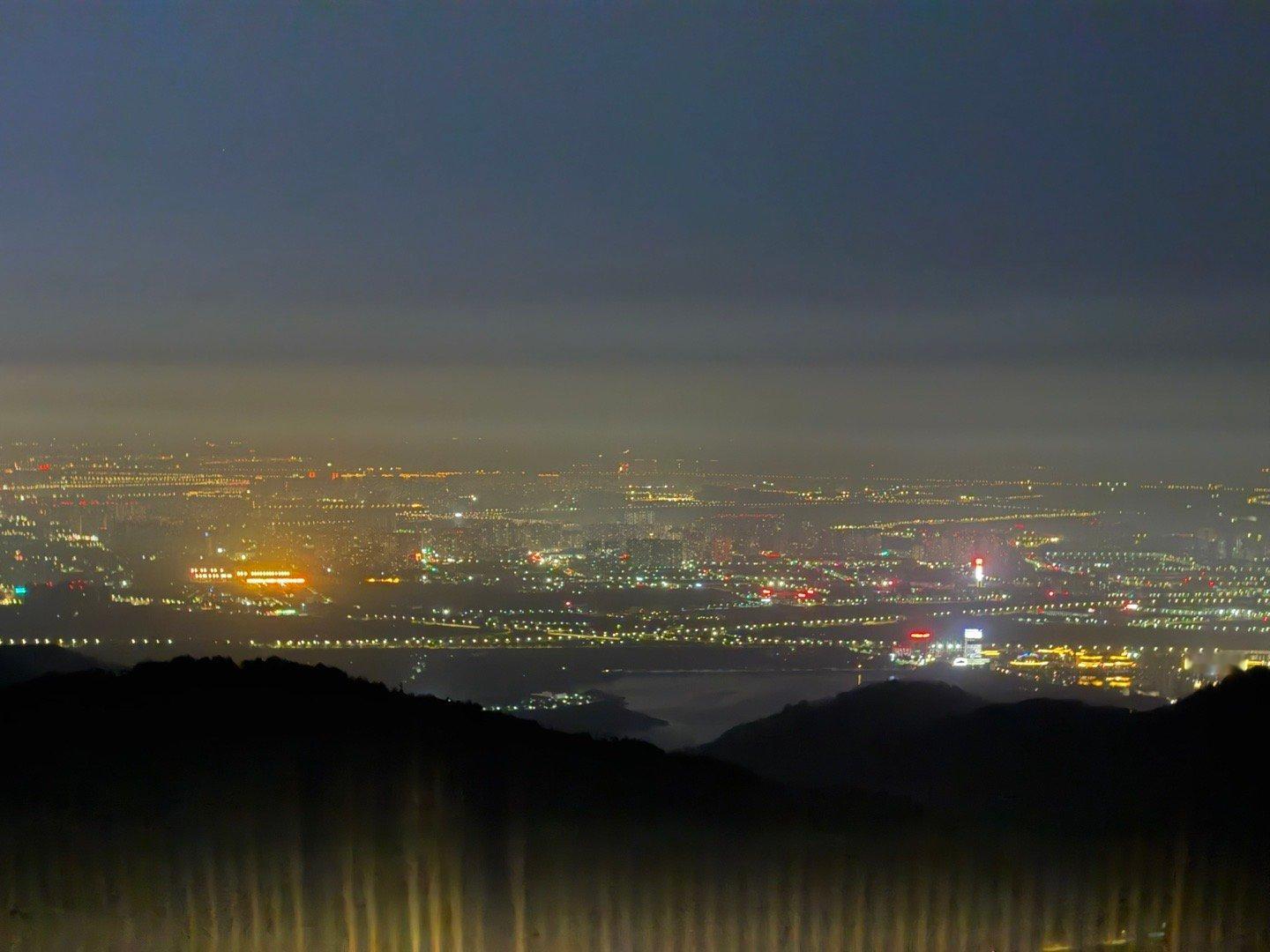 在山顶看南昌的夜景
