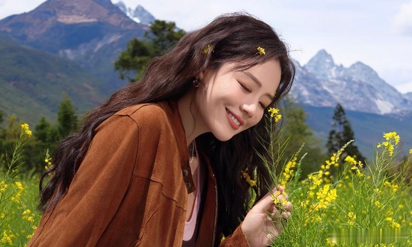 马思纯云南体验簪花马思纯好有灵气啊，特别是看见这次的云南簪花造型！完全美出了新高