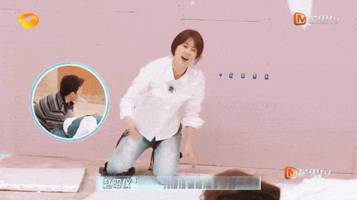 李佳琦装修神器让赵昭仪一秒变脸 本来美缝是枯燥又费体力的苦差事，一块滑板直接给干