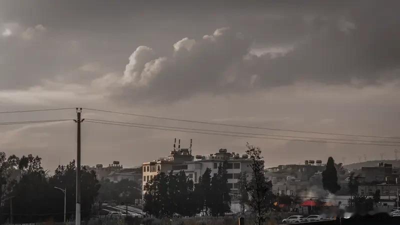 以黎暂时停火，边境硝烟暂歇，地区紧张局势明显降温。但深层矛盾未解决，零星冲突仍可