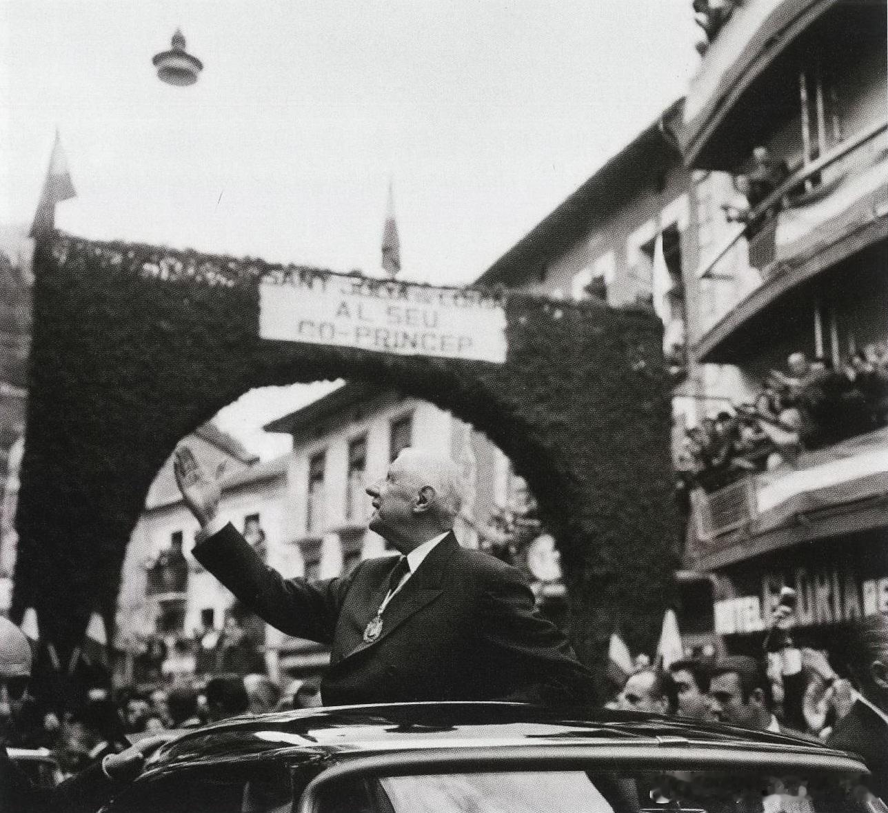 1967年10月24日法国总统戴高乐访问安道尔公国，向两旁的民众挥手致意。法国成
