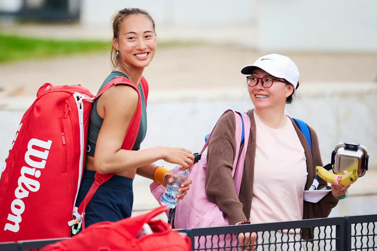 不管郑钦文职业生涯如何发展，以下几个人是她一辈子都要记住的，他们始终陪伴在身边。