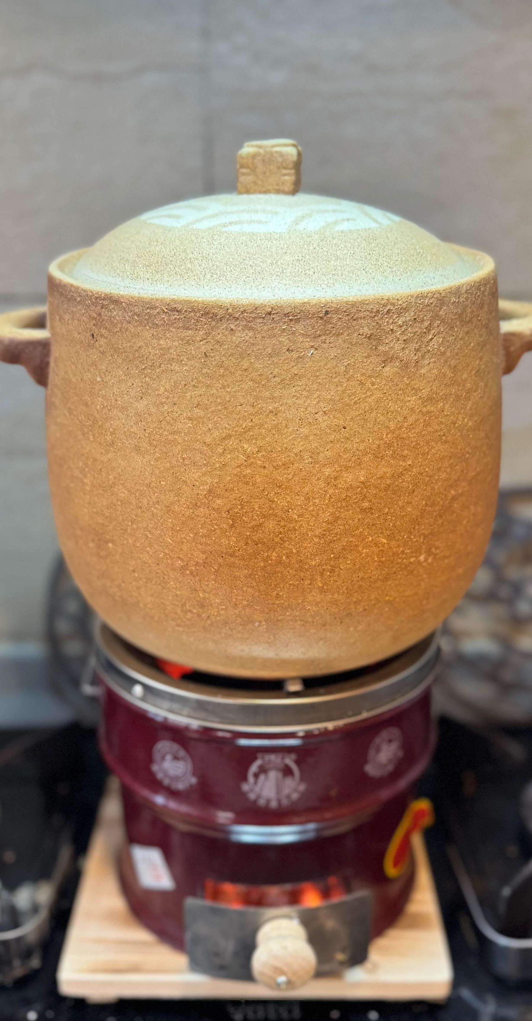 天生适合玩露营体质。最近开始玩上炭火炉柴火炉子了。打算带到房车上，然后冰箱塞得慢