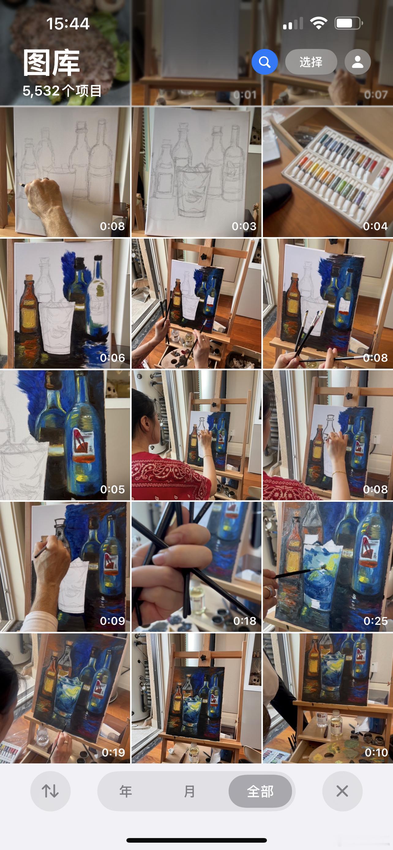武汉大雨不想出门，俩人决定在家合作画油画。一人左半边一人右半边，前面的鸡尾酒一起