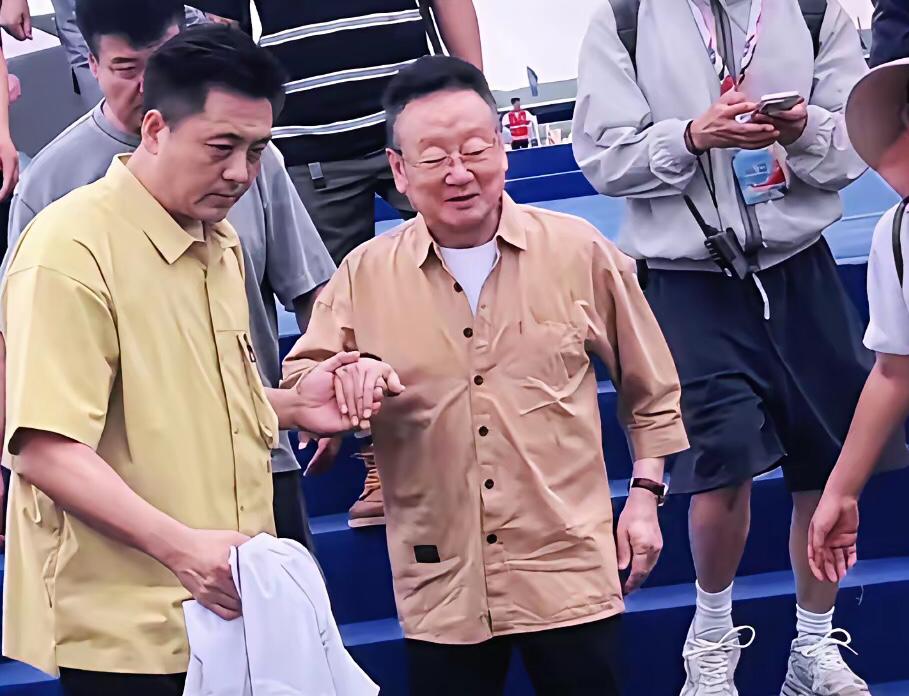 近日，78岁老艺术家蒋大为现身内蒙古第35届草原那达慕盛会，引发全网关注。活动当