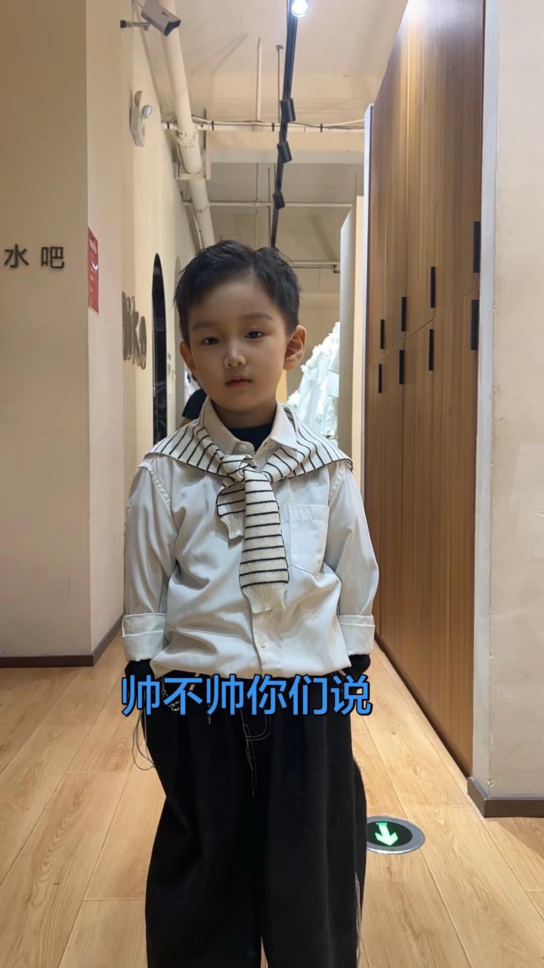小小帅哥上线，颜值碾压全场✨