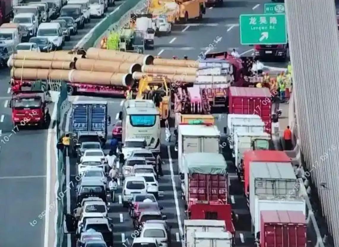10·17徐浦大桥交通事故，为什么影响会这么大？这是清晨6时许上海一座跨江大桥的