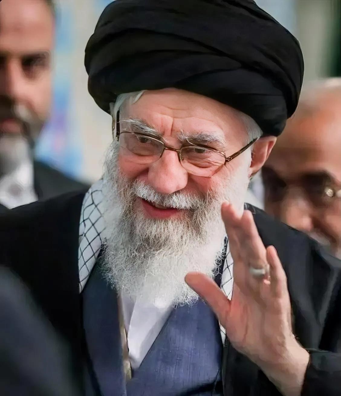 冲这一点，对伊朗刮目相看。
据新闻报道，伊朗允许外国留学生不用办出境许可，可以走