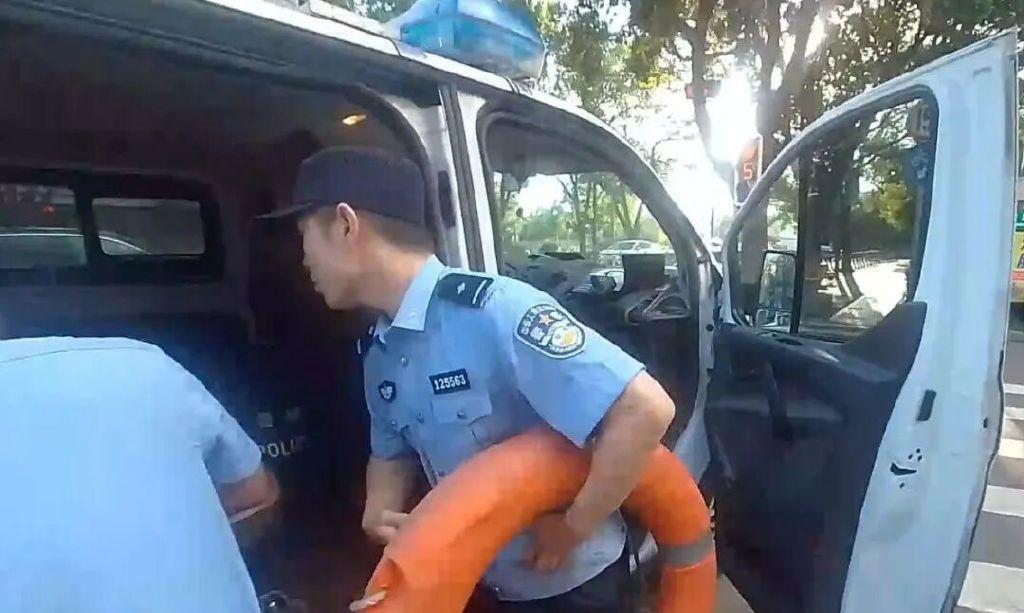 宁波00后新警跳河救人“快，人在这里，我下去！”危急时刻，2002年出生的新警孙