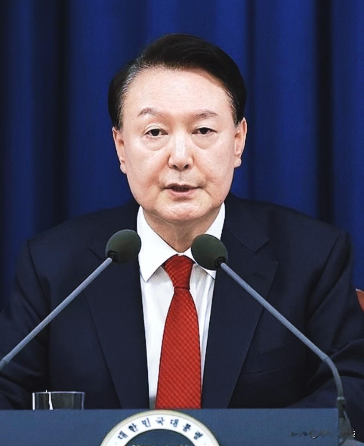 先是发布戒严令引发众怒，支持率跌到11%的历史低谷，接着被国会弹劾停职，还成了韩