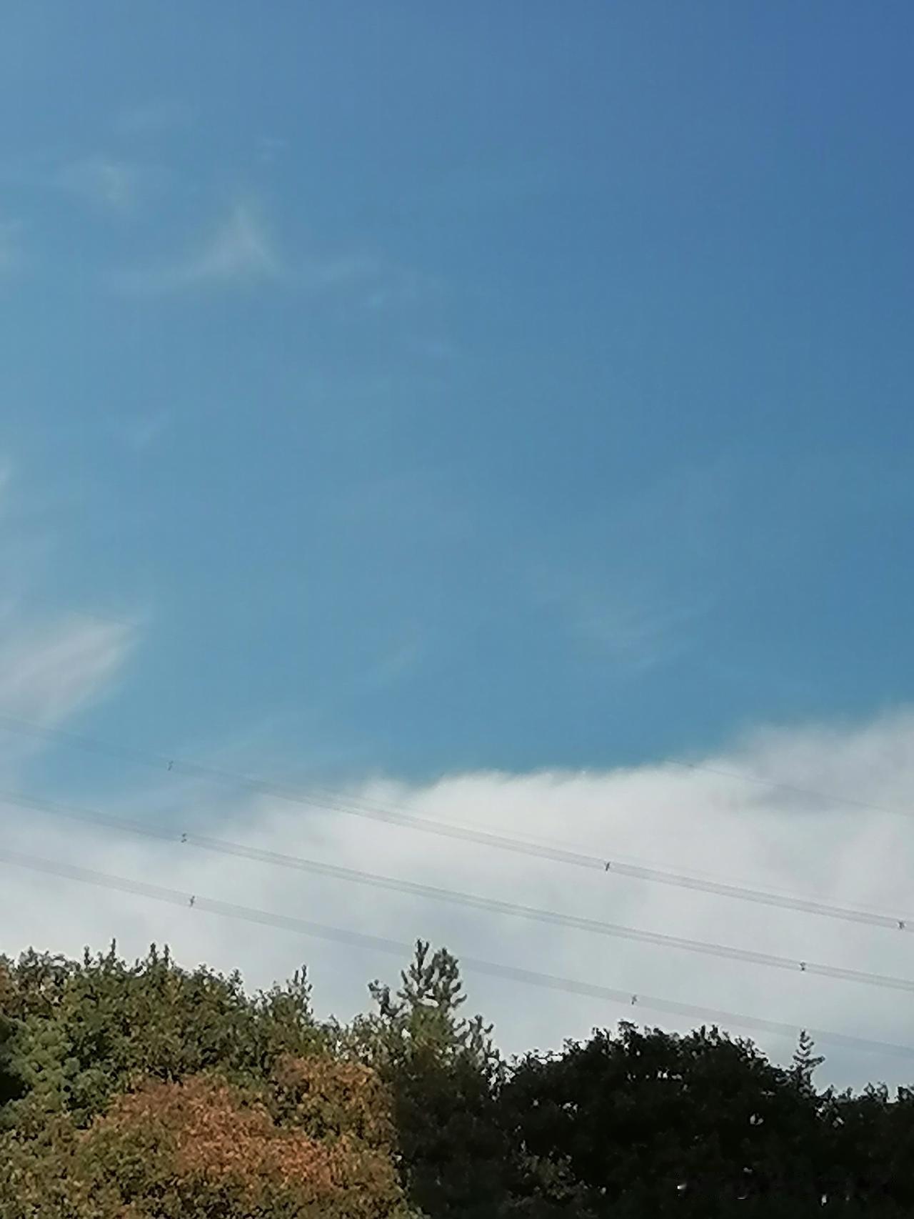 这蓝天白云，多美！养眼醉心，一切烦恼都云消雾散，剩下的都是好心情！