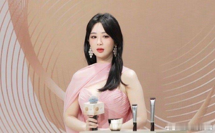 杨紫这个围巾的作用是遮肉吗？好奇怪看着 ​​​