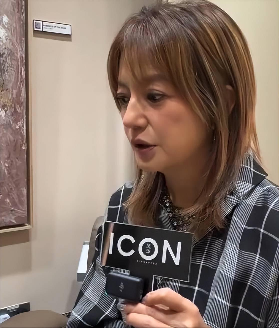 消失五年后，已经50 岁的赵薇出席新加坡活动，自曝谋生新手段，而且没了精修滤镜，