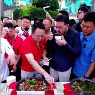 周鸿祎马拉松式直播周鸿祎重庆13小时马拉松直播周鸿祎这马拉松式直播太牛啦！13小