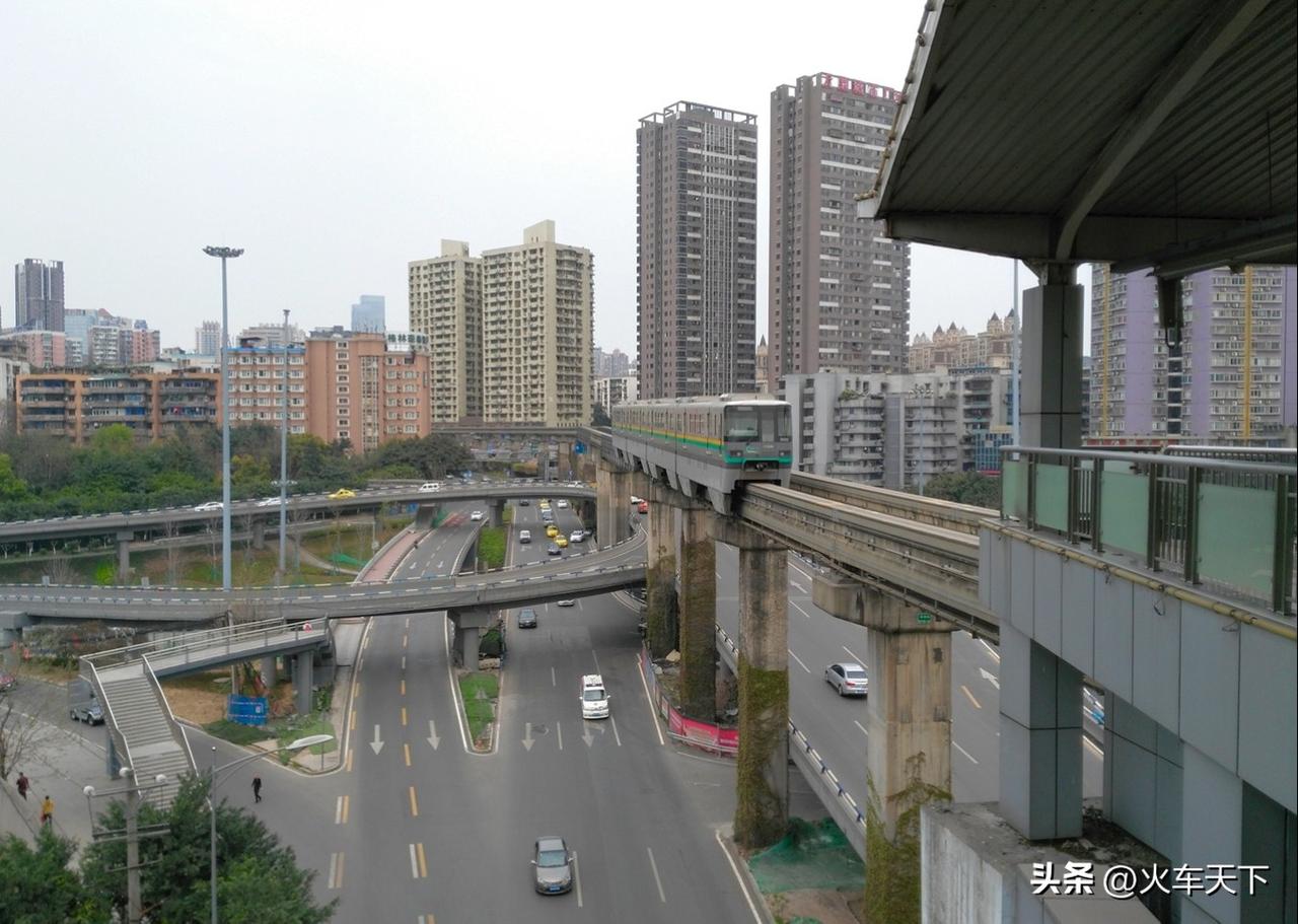 2018年在谢家湾拍摄的谢家湾立交与重庆轨道交通2号线。谢家湾地处九龙坡区东北部