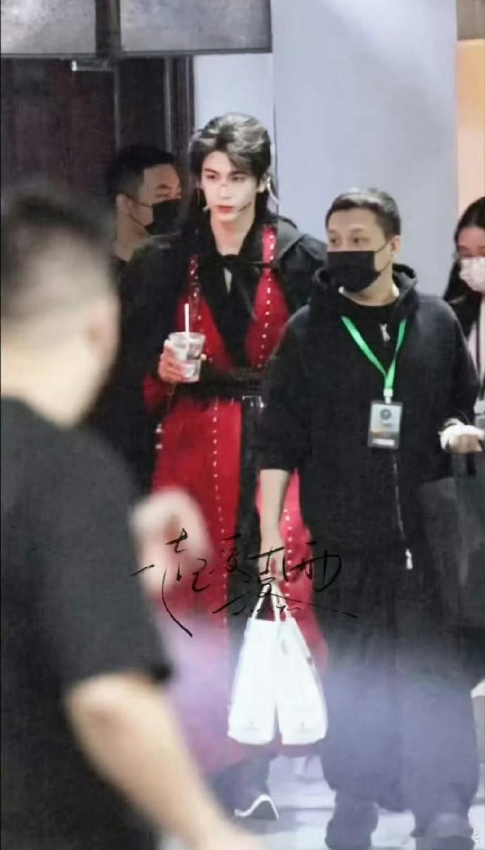 张凌赫红衣长发战损造型张凌赫开推长发战损造型张凌赫战损妆惊艳众人！红衣猎猎长发飘