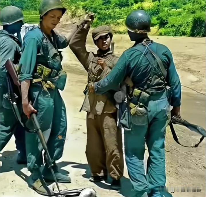 这是上世纪50年代初，朝鲜战争期间，一名被美军俘获的中国人民志愿军小战士正在被几