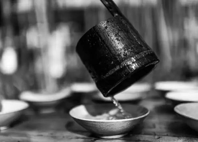 杨慎在《临江仙·滚滚长江东逝水》中说：“一壶浊酒喜相逢。”既是亲友相逢，为何要喝