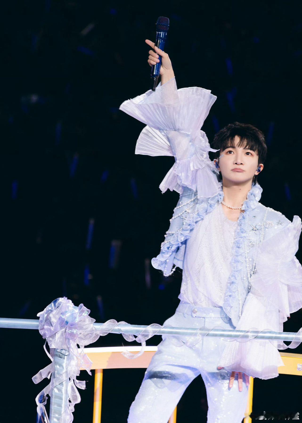 五月天给周深送花篮 周深唱响广州奥体中心，五月天特意送来花篮预祝顺利，期待两晚绝