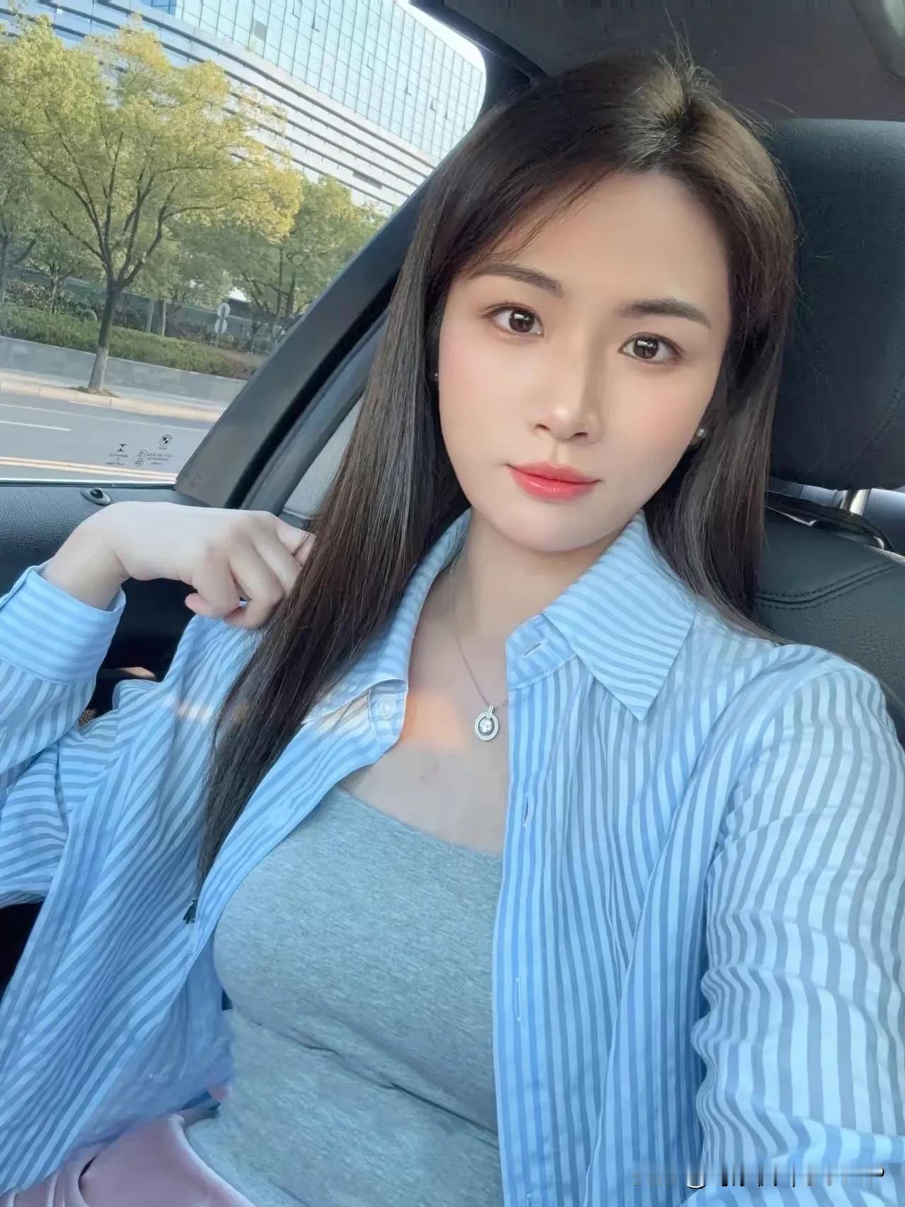 性感美女，优雅动人。
