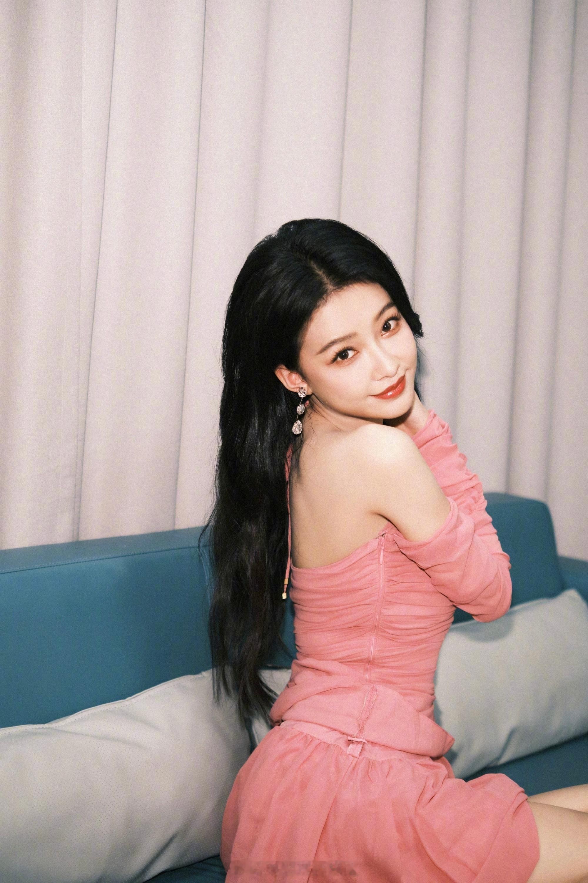 孙怡好甜好美一身淡粉色吊带裙 