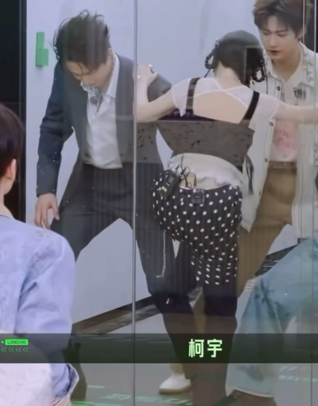 降了好大一截方便女生上去 