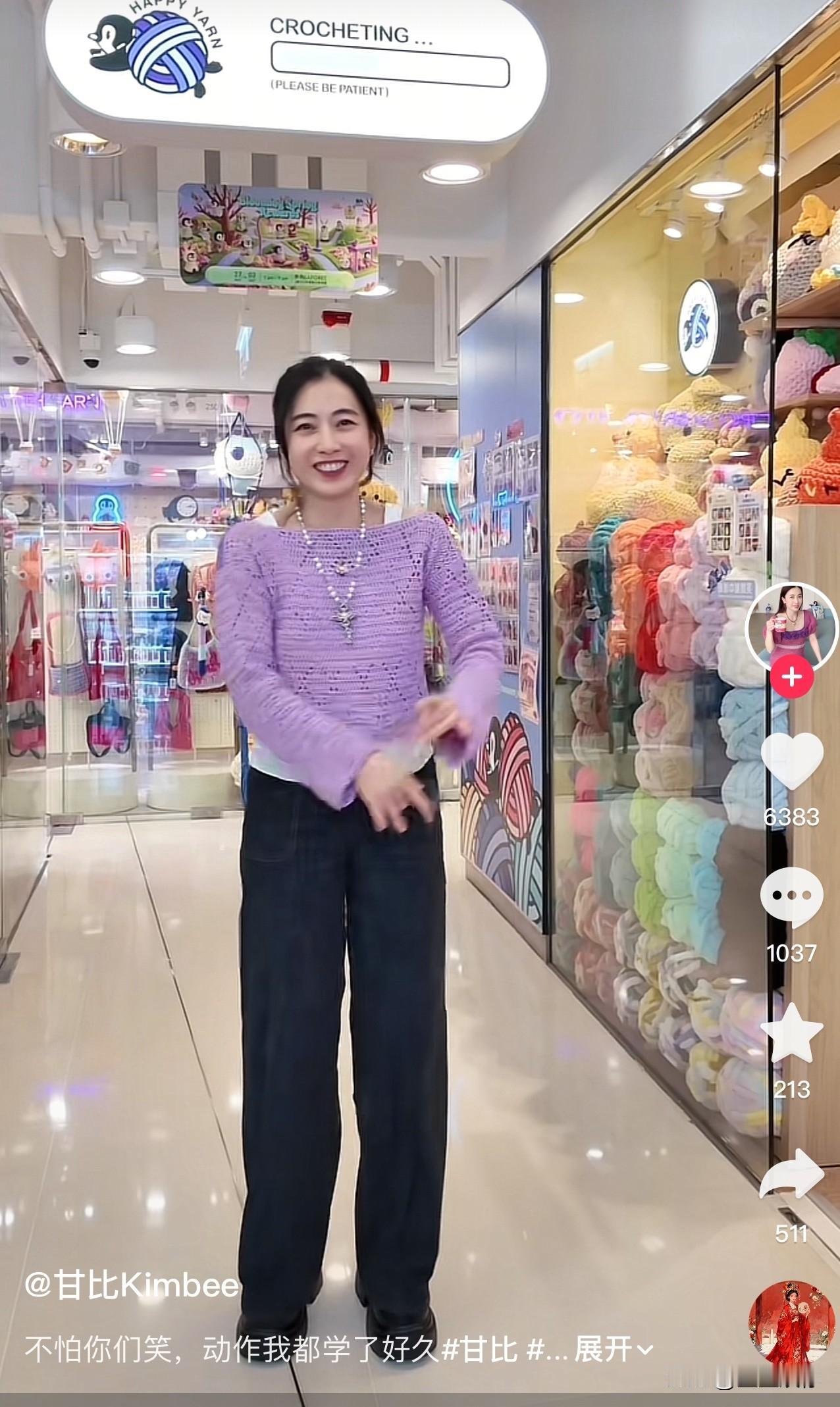 甘比从刘銮雄的伴侣、华人置业的掌权人，到在自家小店门口跳舞的“老板娘”，这种放下