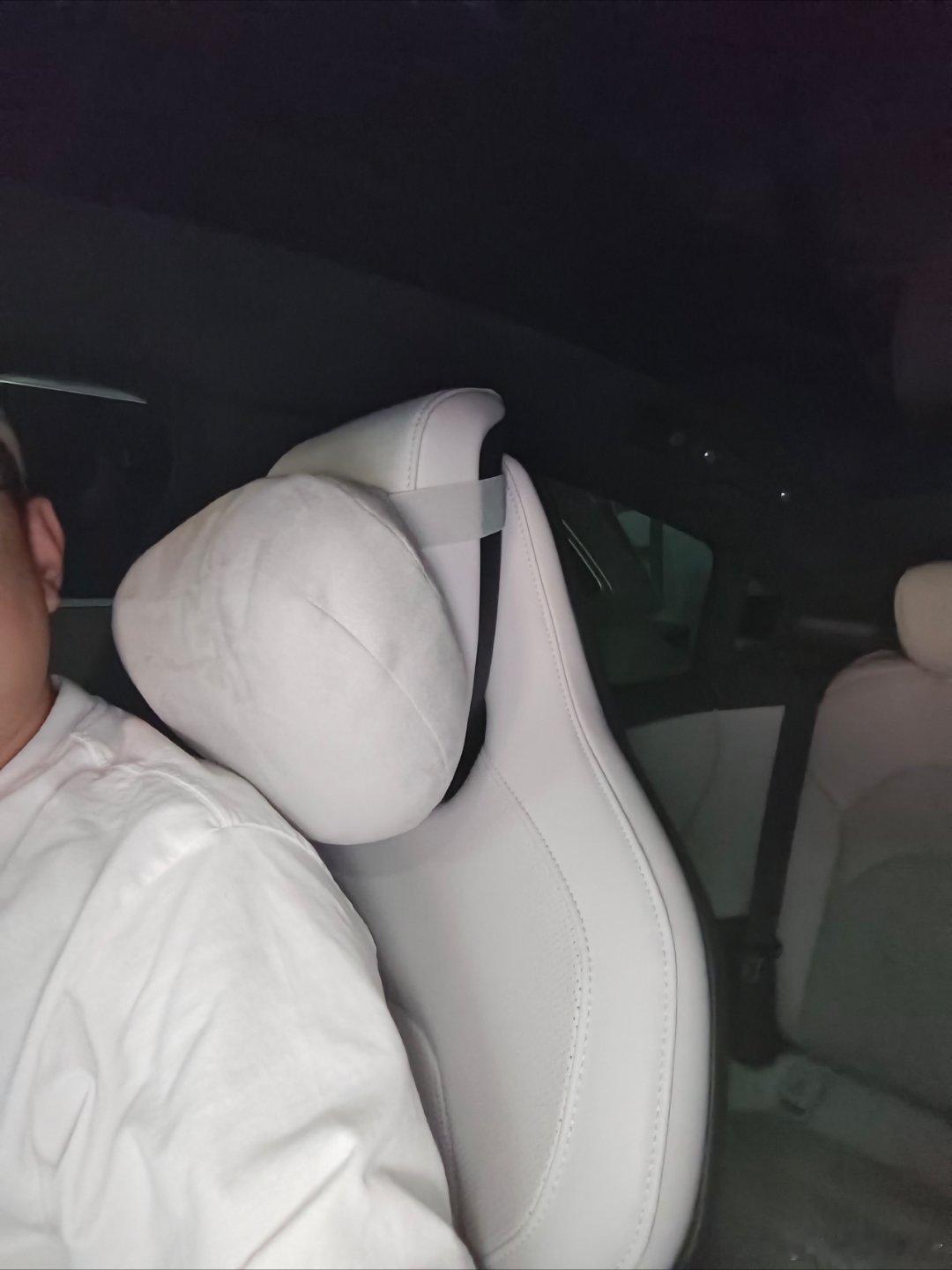 一个迷思，SU7 的座椅头枕底下是有开孔的，但为什么商城里卖的头枕的绑带是横着的