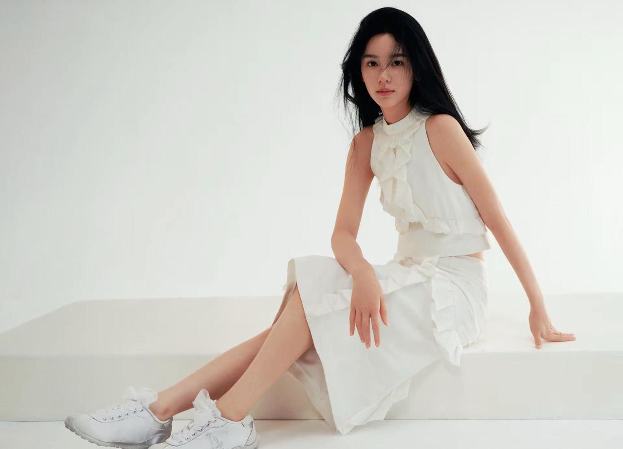 国际领先权威时尚杂志费加罗封面的周也太权威了，天生丽质、国际范十足，也子国际知名