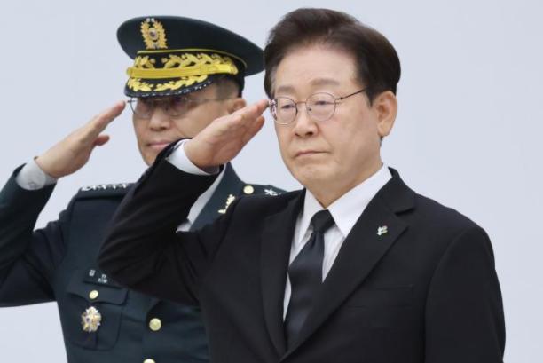 李在明清算亲日分子绝不姑息，要把这帮人从韩国连根拔起。

韩国总统李在明在202