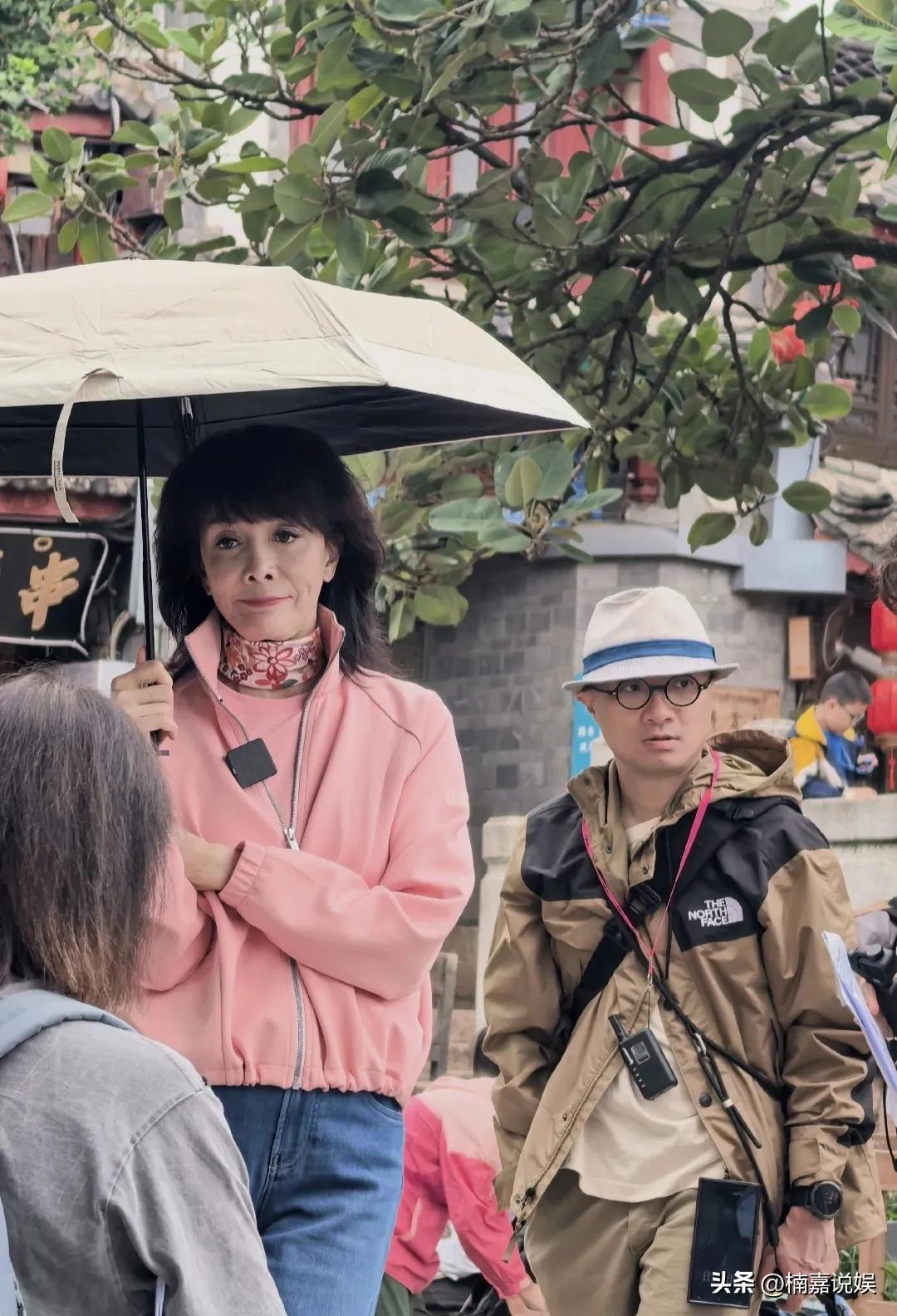 知名港星郑裕玲，现身丽江录节目，本人生图看着超年轻，一点也不像快七十岁的人。
6