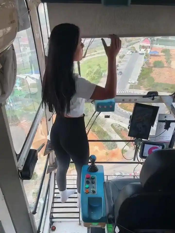 36岁塔吊女司机被工地清退，四个月两万五工资一分没结。她没哭闹，把安全帽扔进垃圾