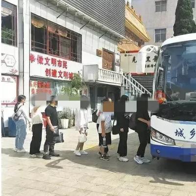 2020年，四川一公交车司机被交警拦下，因超载被罚款1900元扣12分。司机懵了