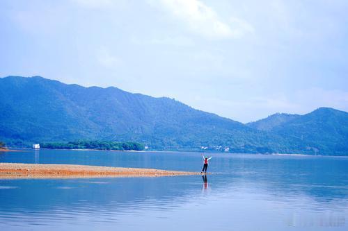 【初夏钤阳湖尽显生态之美 】5月23日，雨后初歇的江西分宜县钤阳湖景致怡人，高空
