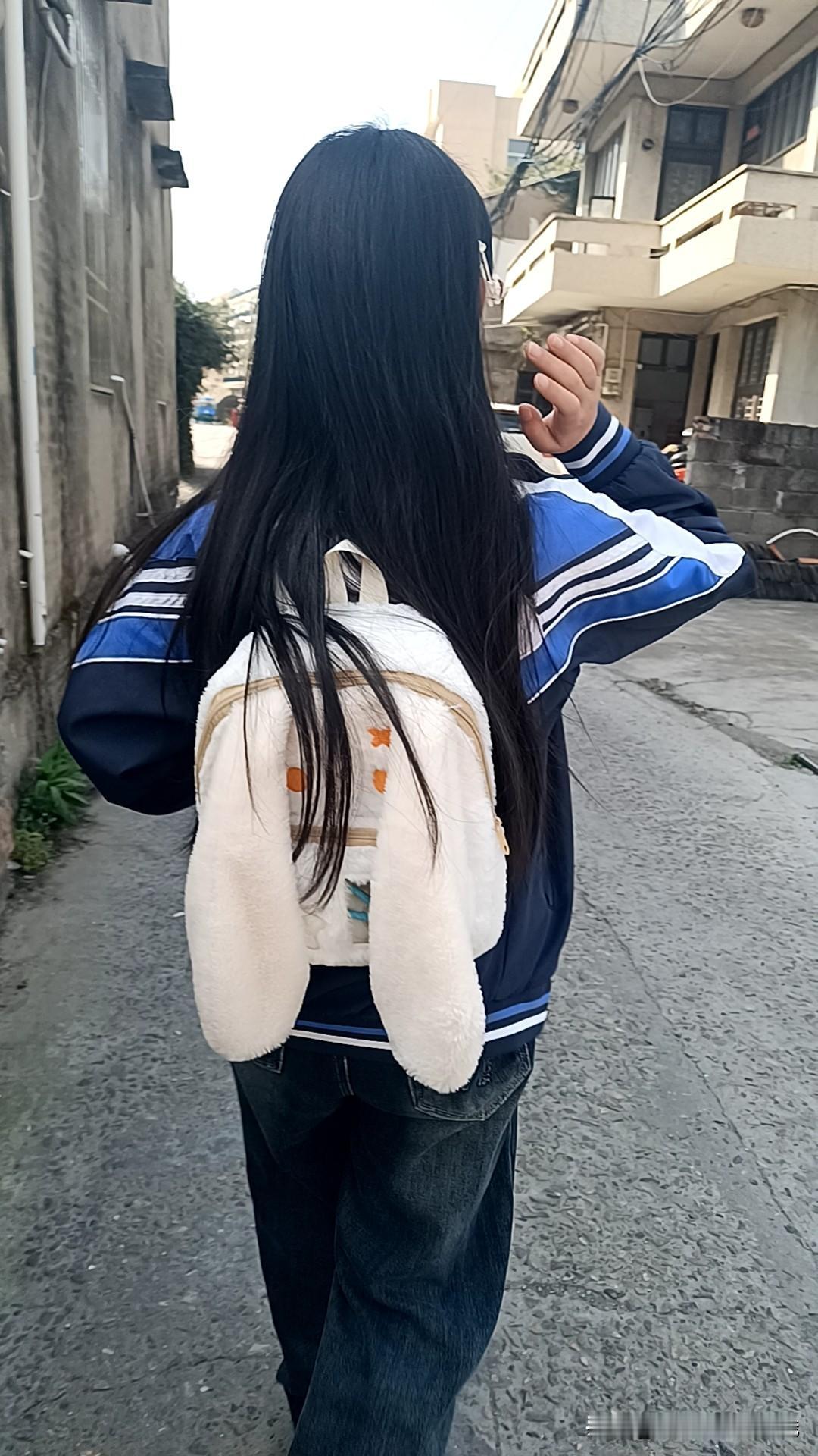 有人说异地婚姻很难，难是真的。老公去江西打工，我在浙江带三娃，这就是我们的生活